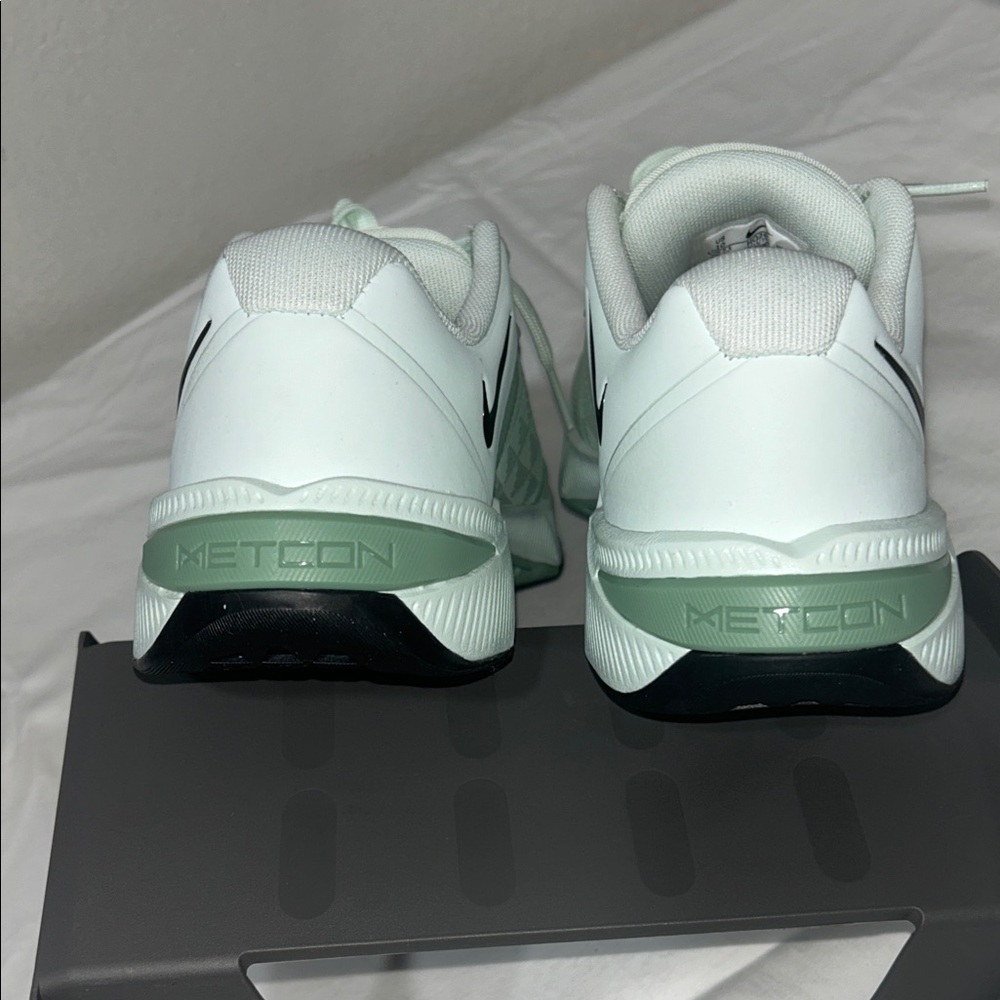 Nike Women's Green and Black Athletic Shoes NWOB - Picture 6 of 9